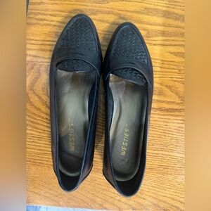 Black Women's Woven Leather Loafers size 9
